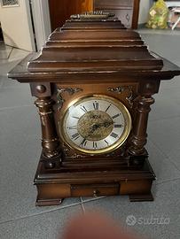 Orologio meccanico a pendolo VALOR in legno