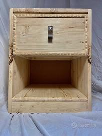 Comodino in legno con cassetto fatto a mano