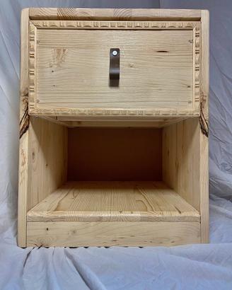 Comodino in legno con cassetto fatto a mano