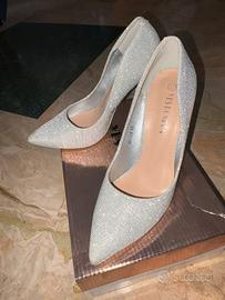 Scarpe con tacco di vari colori