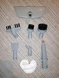 set completo di accessori per una scopa a vapore
