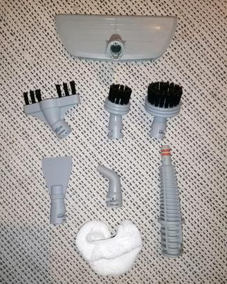 set completo di accessori per una scopa a vapore