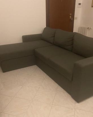 Divano letto con  chaise longue e contenitore.