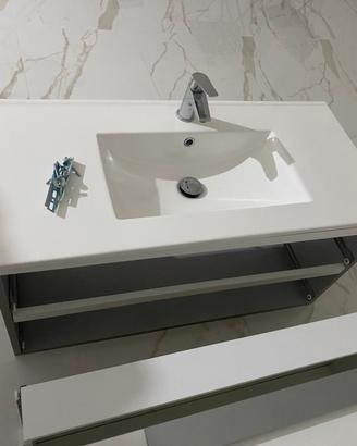 Mobile bagno con Specchio, rubinetto e lavabo