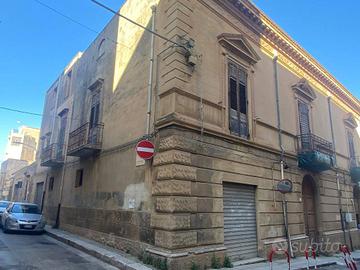 Palazzo / Stabile di 550 m² con più di 5 locali a 