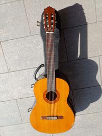 Chitarra classica Yamaha con custodia rigida 