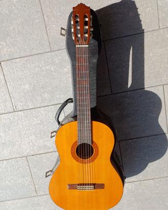 Chitarra classica Yamaha con custodia rigida 