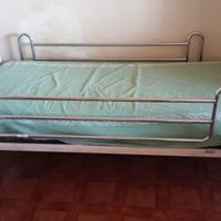 Letto con struttura x disabili.