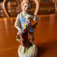 Statuina in porcellana vintage "RAGAZZO CON FIORI"