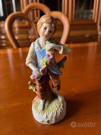 Statuina in porcellana vintage "RAGAZZO CON FIORI"