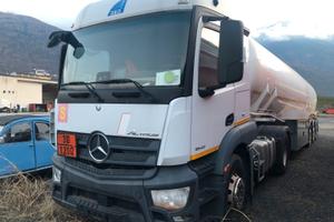 Trattore mercedes con semirimorchio-cisterna