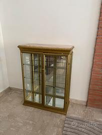 Vetrinetta dorata con specchi e piano in marmo