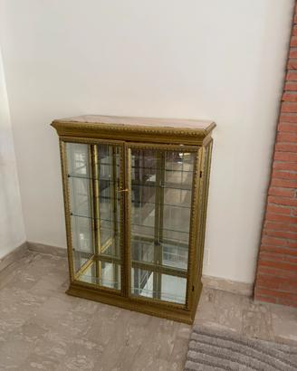 Vetrinetta dorata con specchi e piano in marmo