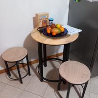 tavolo da giardino con sgabelli ancora disponibile