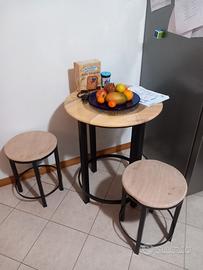 tavolo da giardino con sgabelli ancora disponibile