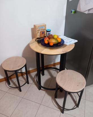 tavolo da giardino con sgabelli ancora disponibile