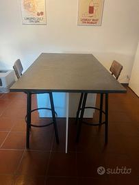 Isola da cucina con 2 sgabelli