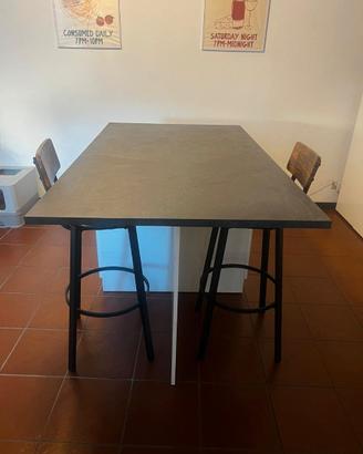 Isola da cucina con 2 sgabelli