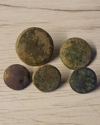 5 bottoni vintage di diverso tipo e periodo