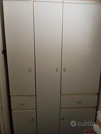 Mobile e specchio per il bagno 