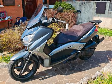 YAMAHA X-MAX 125