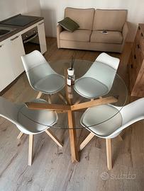 Tavolo e sedie legno vetro plastica cuscino
