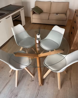 Tavolo e sedie legno vetro plastica cuscino