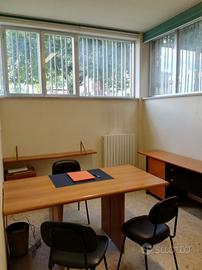 Stanza arredata su studio associato