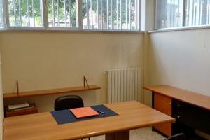 Stanza arredata su studio associato