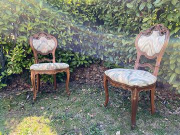 Coppia di sedie antiche intagliate, eleganti