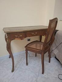 scrivania con sedia