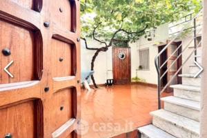 Terratetto con Due appartamenti con corti esterne