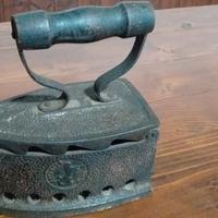 ferro da stiro  meta  1800 carbone.in ghisa 