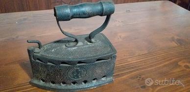 ferro da stiro  meta  1800 carbone.in ghisa 