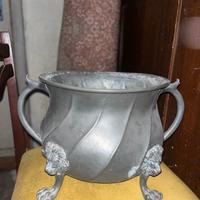 Calderone in peltro con teste di leone