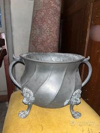 Calderone in peltro con teste di leone