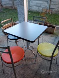 Tavolo e sedie 