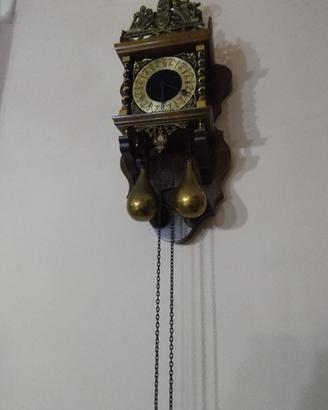 Orologio antico a pendolo da parete