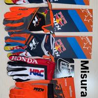 Guanti e occhiali per motocross