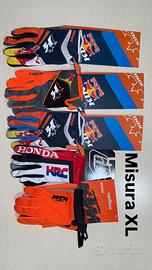 Guanti e occhiali per motocross