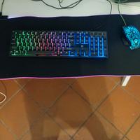 tastiera, mouse e tappetino da gaming