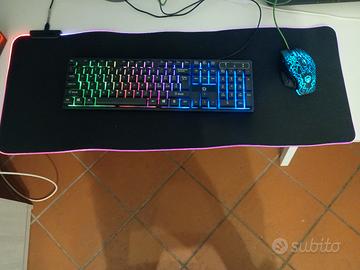 tastiera, mouse e tappetino da gaming