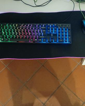 tastiera, mouse e tappetino da gaming