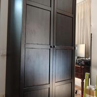 Camera con armadio, comodino, cassettiera librerie