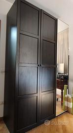 Camera con armadio, comodino, cassettiera librerie