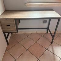 Scrivania con cassetti color legno