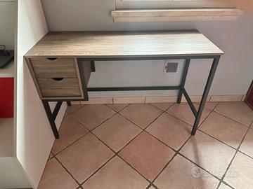 Scrivania con cassetti color legno