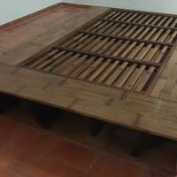 Letto in stile giapponese con libreria integrata