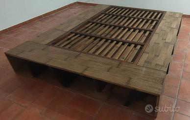 Letto in stile giapponese con libreria integrata