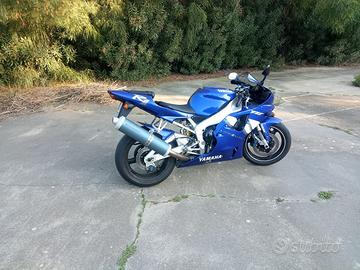 YAMAHA R1